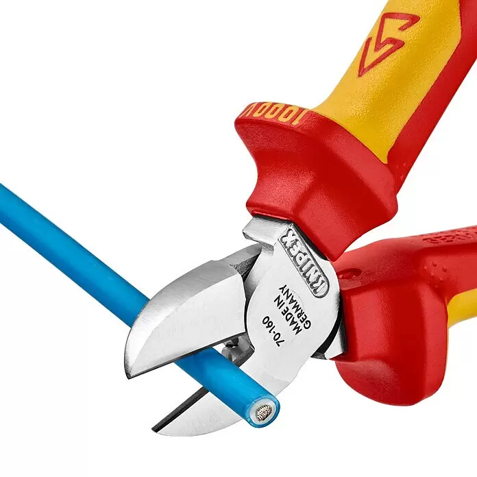 Knipex Seitenschneider - Länge: 16 cm - Rote und gelbe isolierte Knipex-Seitenschneider (1000V) schneiden ein blaues Stromkabel, um Kupferdrähte freizulegen.