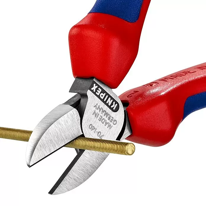 Knipex Seitenschneider - Länge: 14 cm, Härte Schneide: 62 HRC - Rot-blaue Knipex Seitenschneider schneiden eine goldene Gewindestange.