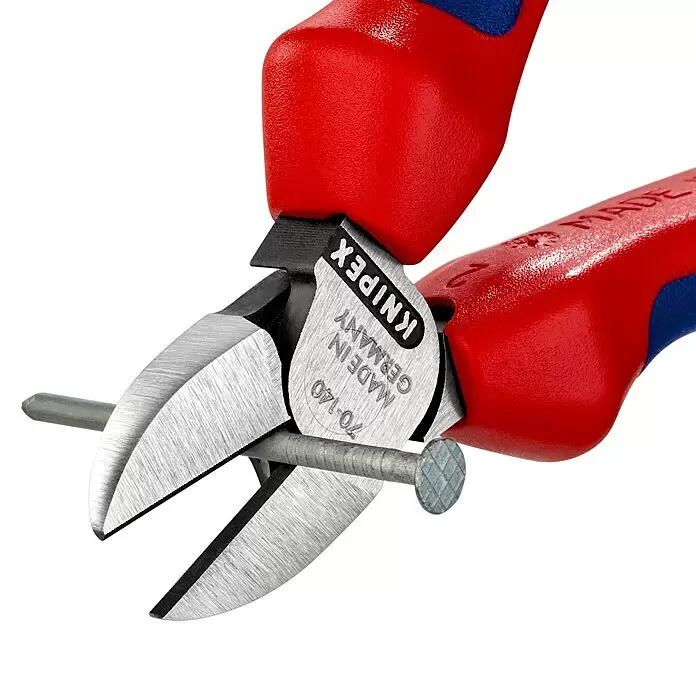 Knipex Seitenschneider - Länge: 14 cm, Härte Schneide: 62 HRC - Rote und blaue Knipex-Seitenschneider mit Metallbacken schneiden einen Nagel.