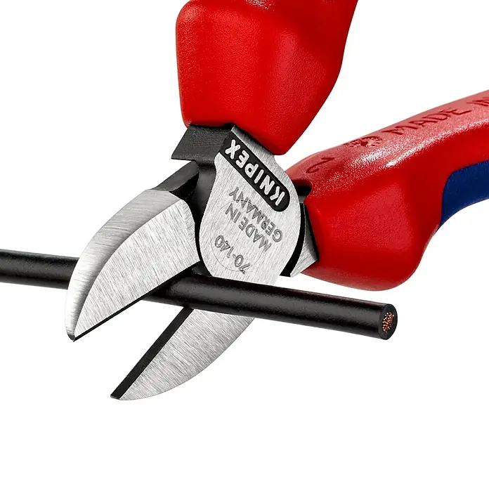 Knipex Seitenschneider - Länge: 14 cm, Härte Schneide: 62 HRC - KNIPEX Seitenschneider 70-140, hergestellt in Deutschland, schneidet ein schwarzes Kabel. Ideal für präzise Schnitte in verschiedenen Materialien.