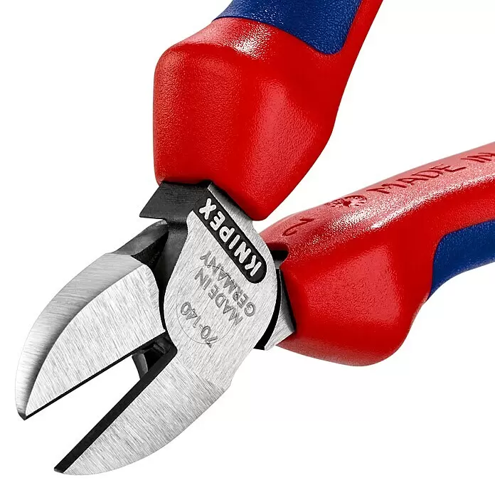 Knipex Seitenschneider - Länge: 14 cm, Härte Schneide: 62 HRC - Nahaufnahme einer Knipex Seitenschneidezange mit silbernen Metallbacken und ergonomischen rot-blauen Griffen.