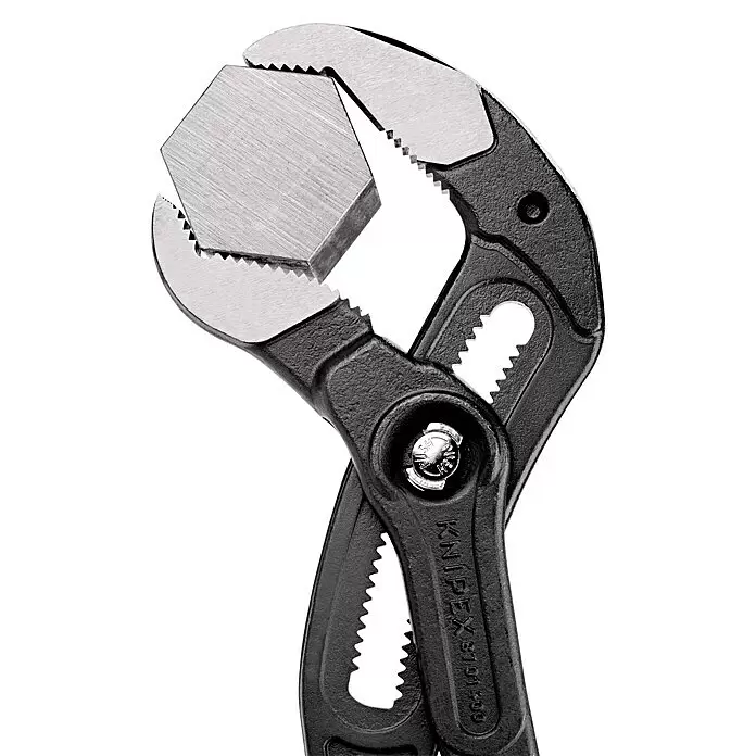 Knipex Wasserpumpenzange Cobra XL - Max. Backenöffnung: 95 mm, Länge: 445 mm, Rot - Schwarze Knipex-Zange, die ein silbernes sechseckiges Metallobjekt greift.