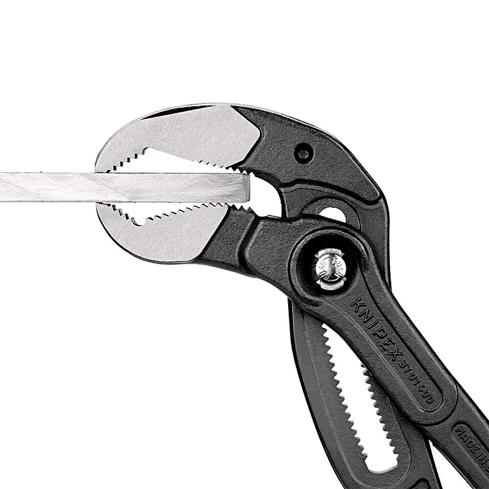 Knipex Wasserpumpenzange Cobra XL - Max. Backenöffnung: 95 mm, Länge: 445 mm, Rot - Nahaufnahme einer Knipex-Wasserpumpenzange, die ein Metallstück hält. Das Werkzeug ist schwarz und silberfarben und auf einem schwarzen Hintergrund abgebildet.