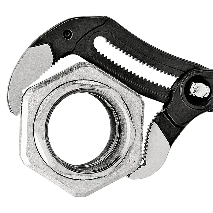 Knipex Wasserpumpenzange Cobra XL - Max. Backenöffnung: 95 mm, Länge: 445 mm, Rot - Ein verstellbarer Schraubenschlüssel umgreift fest eine sechseckige Mutter. Das Werkzeug ist schwarz-silberfarben vor einem schwarzen Hintergrund.