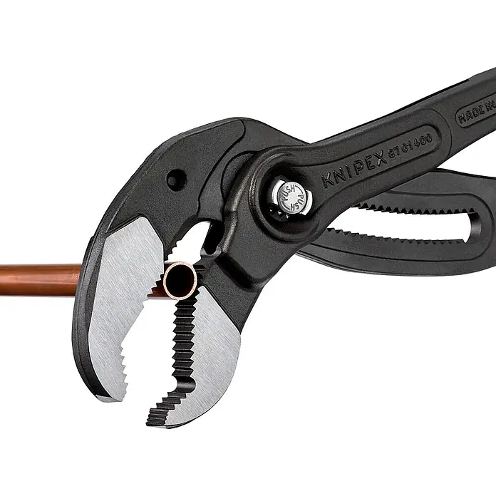 Knipex Wasserpumpenzange Cobra XL - Max. Backenöffnung: 95 mm, Länge: 445 mm, Rot - Die KNIPEX 87 01 400 Wasserpumpenzange packt ein Kupferrohr. Hochwertiges Werkzeug für Profis und Heimwerker. Präzise und robust.