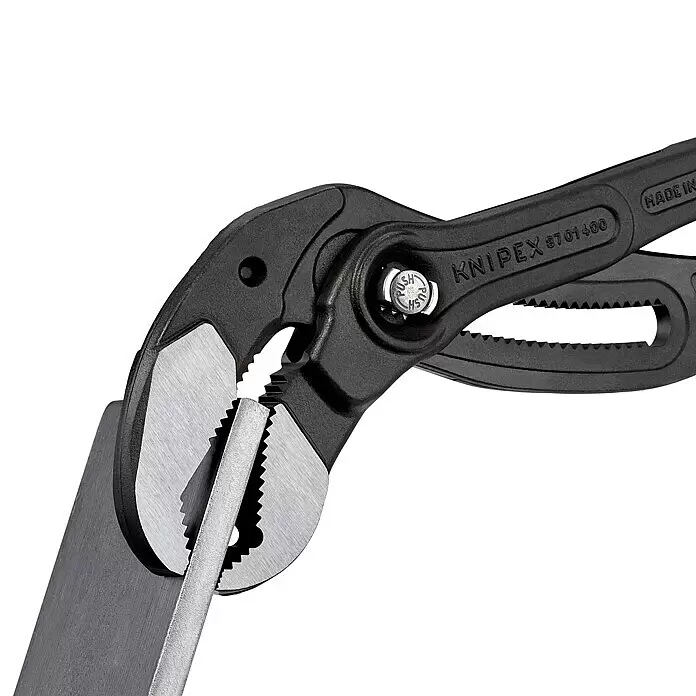 Knipex Wasserpumpenzange Cobra XL - Max. Backenöffnung: 95 mm, Länge: 445 mm, Rot - Schwarze Knipex Zangenschlüssel 87 01 400 greift eine flache Metallstange.