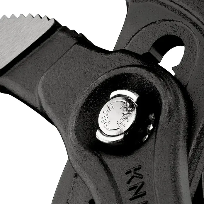Knipex Wasserpumpenzange Cobra XL - Max. Backenöffnung: 95 mm, Länge: 445 mm, Rot - Detailansicht einer KNIPEX-Gripzange, die ihre robuste Bauweise und präzise Mechanik hervorhebt, ideal für professionelle Anwendungen.