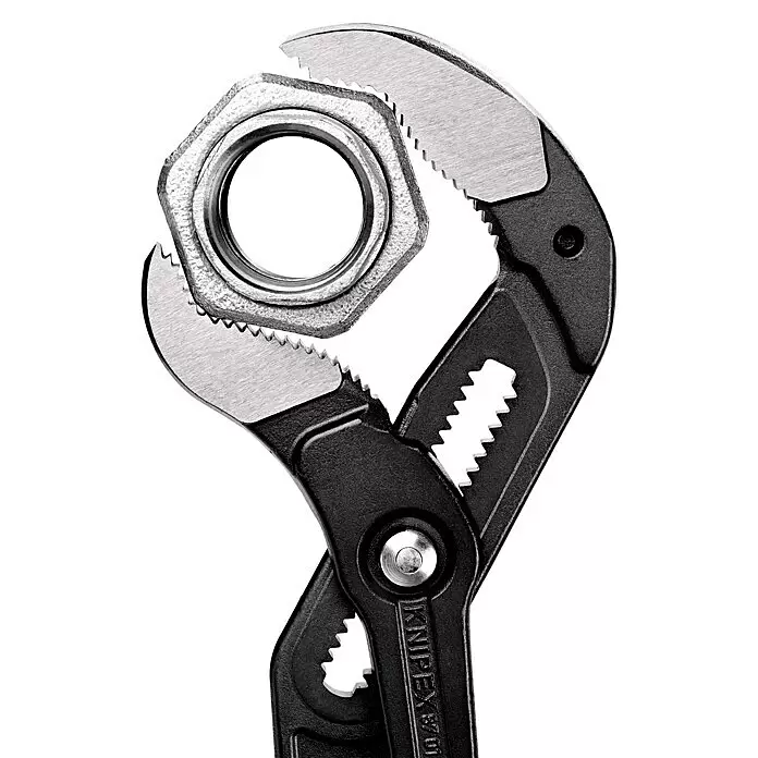 Knipex Wasserpumpenzange Cobra XXL - Max. Backenöffnung: 120 mm, Länge: 560 mm, Rot - Anwendungsbeispiel