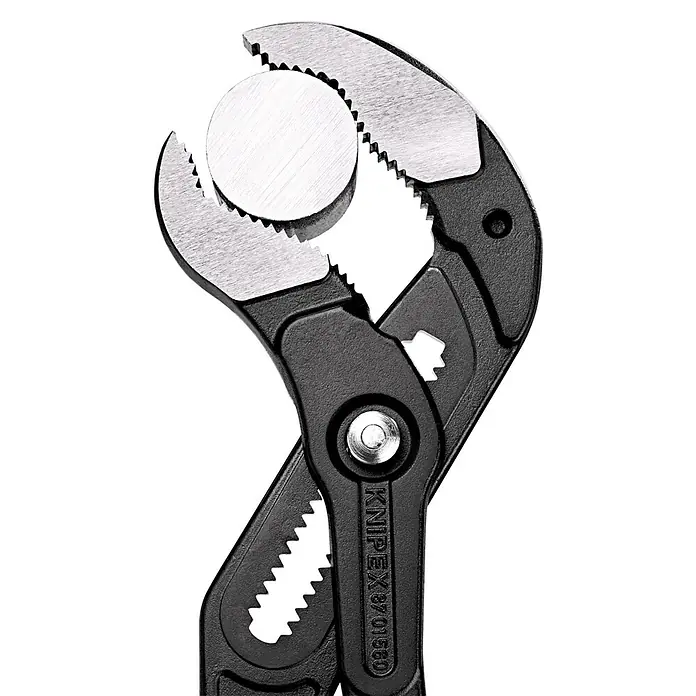 Knipex Wasserpumpenzange Cobra XXL - Max. Backenöffnung: 120 mm, Länge: 560 mm, Rot - Eine Knipex Zange der Serie 87 01 560 hält einen runden Gegenstand. Ideal für vielfältige Anwendungen im Sanitär- und Installationsbereich.
