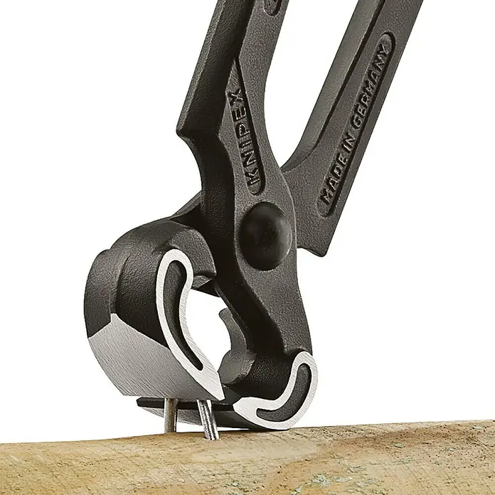 Knipex Kneifzange - Länge: 21 cm - Nahaufnahme einer Knipex-Zange beim Herausziehen eines Nagels aus einem Holzstück, ein Werkzeug "Made in Germany".