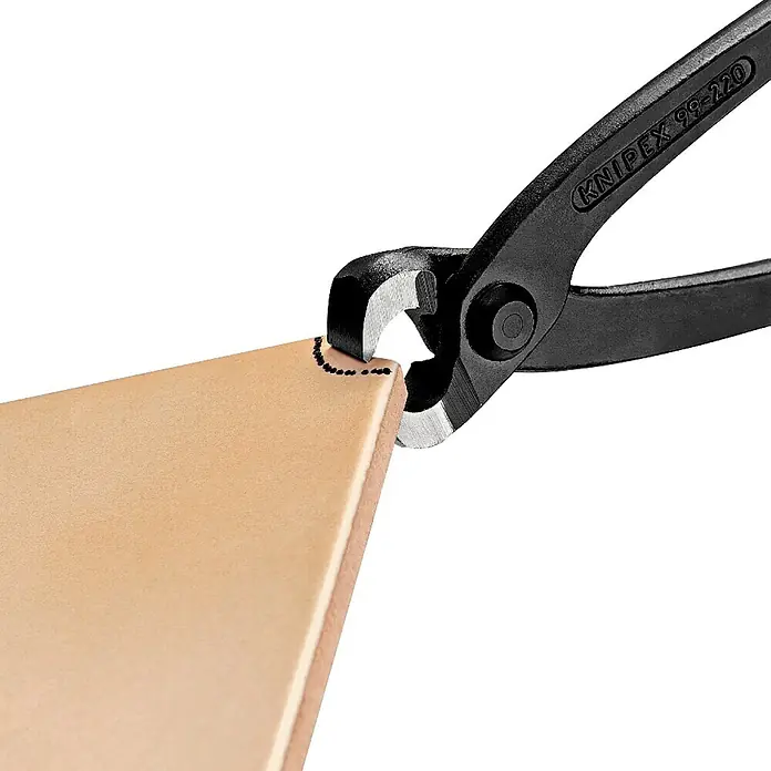 Knipex Kneifzange - Länge: 25 cm, Schwarz - Knipex 99-220 Kneifzange beim Bearbeiten eines Werkstücks, ideal für präzise Arbeiten an Werkstücken. Hochwertiges Werkzeug für Handwerker.