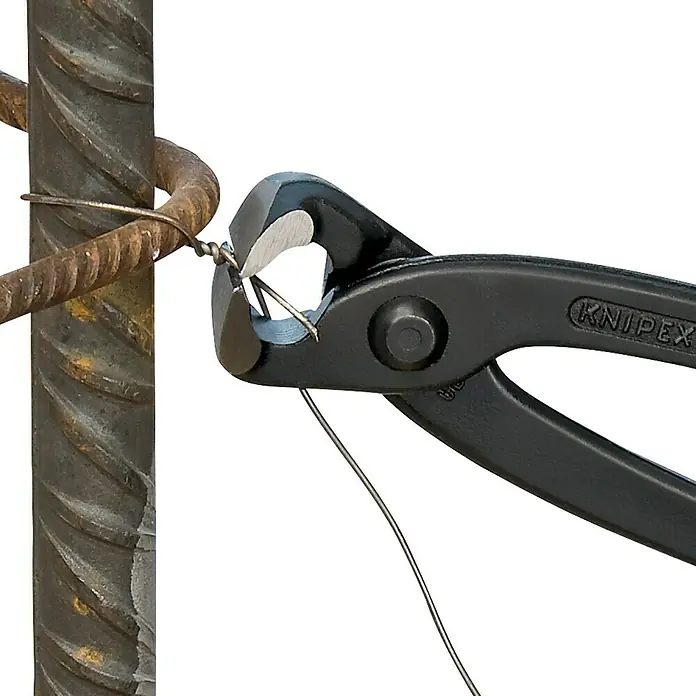 Knipex Kneifzange - Länge: 25 cm, Schwarz - Nahaufnahme einer Knipex Kneifzange beim Durchtrennen eines Drahtes, der um zwei Stahlstäbe gewickelt ist.