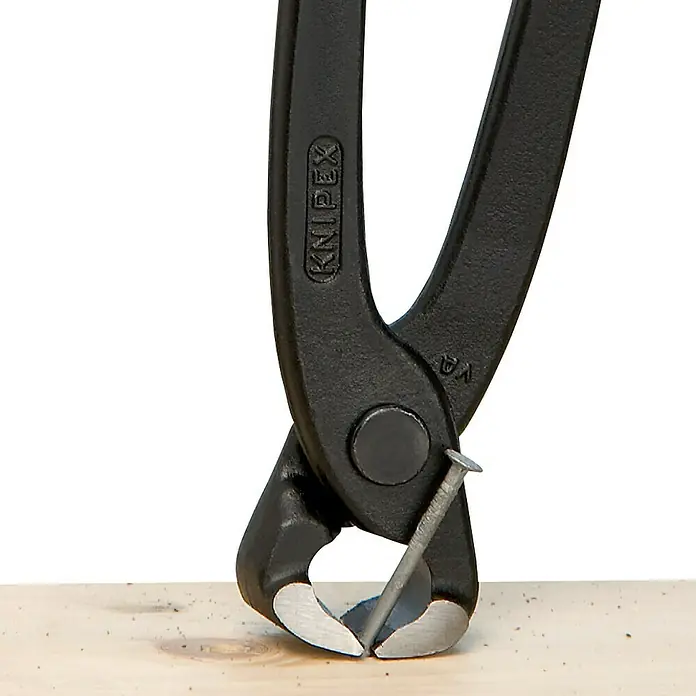 Knipex Kneifzange - Länge: 25 cm, Schwarz - Knipex Kneifzange im Einsatz, um einen Nagel aus einem Holzbrett zu ziehen. Das Werkzeug der Marke Knipex zeigt Präzision und Kraft.