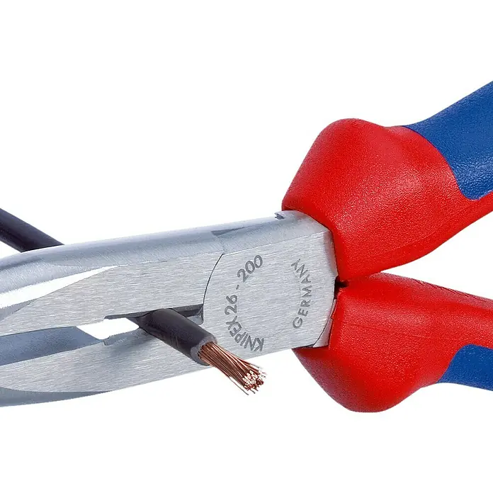 Knipex Flachrundzange - Länge: 20 cm, Poliert, Gebogen - Nahaufnahme einer KNIPEX-Zange, die ein abisoliertes Kabel hält. Die Zange hat rot-blaue Griffe und ist mit "Germany" gekennzeichnet.