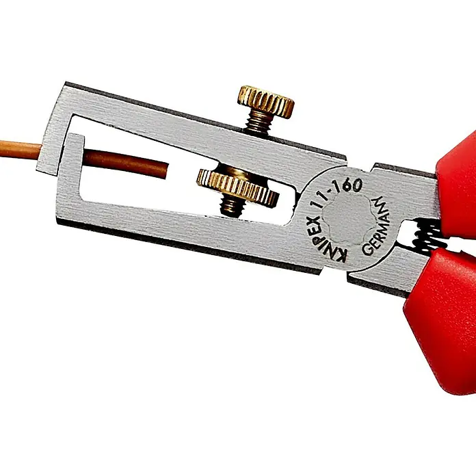 Knipex Abisolierzange - Länge: 16 cm, Phosphatiert - Nahaufnahme einer KNIPEX 11-160 Abisolierzange mit rotem Griff, die ein braunes Kabel hält. Perfekt zum präzisen Abisolieren.