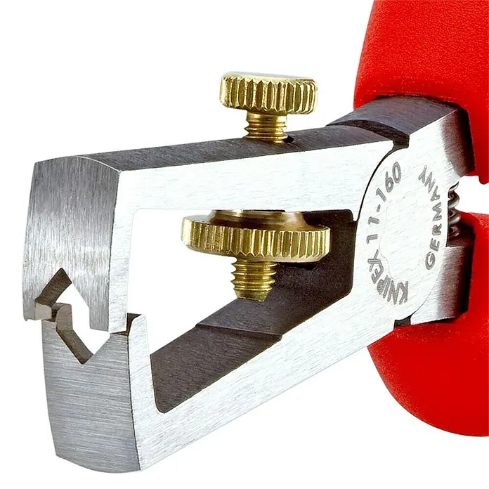 Knipex Abisolierzange - Länge: 16 cm, Phosphatiert - Detailaufnahme einer Knipex Abisolierzange mit goldenen Stellschrauben und roten Griffen, ideal zum präzisen Abisolieren von Kabeln.