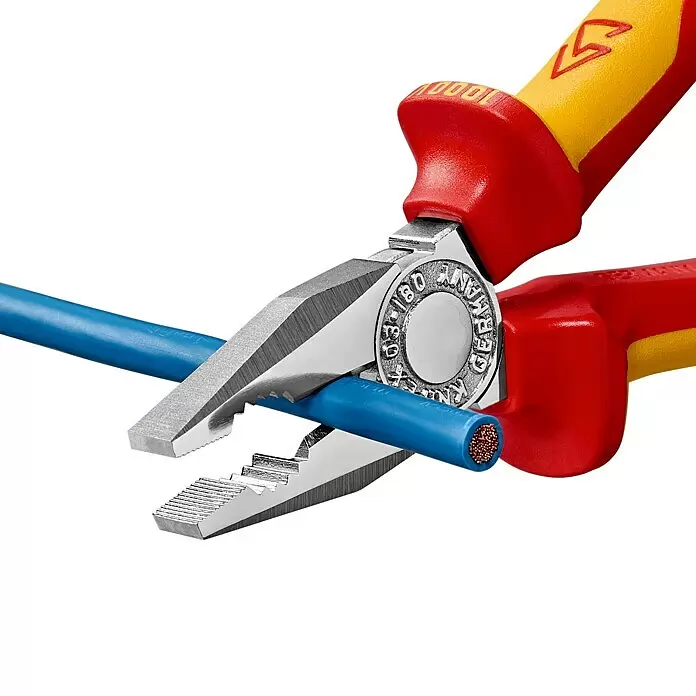 Knipex Kombizange - Länge: 18 cm, Ölgehärtet - Rot-gelbe isolierte Zange schneidet ein blaues Elektrokabel, Kupferlitzen sichtbar. VDE 1000V zertifiziert.