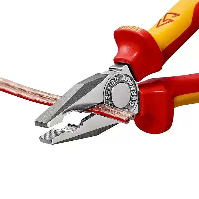 Knipex Kombizange - Länge: 18 cm, Ölgehärtet - Rot-gelbe isolierte Zange schneidet ein rotes Elektrokabel.
