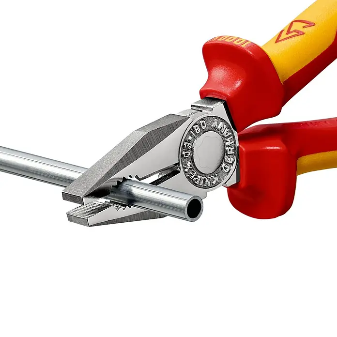 Knipex Kombizange - Länge: 18 cm, Ölgehärtet - Die Knipex Kombinationszange hält ein Metallrohr fest. Die Zange hat rot-gelbe Griffe und ist ein hochwertiges Werkzeug.