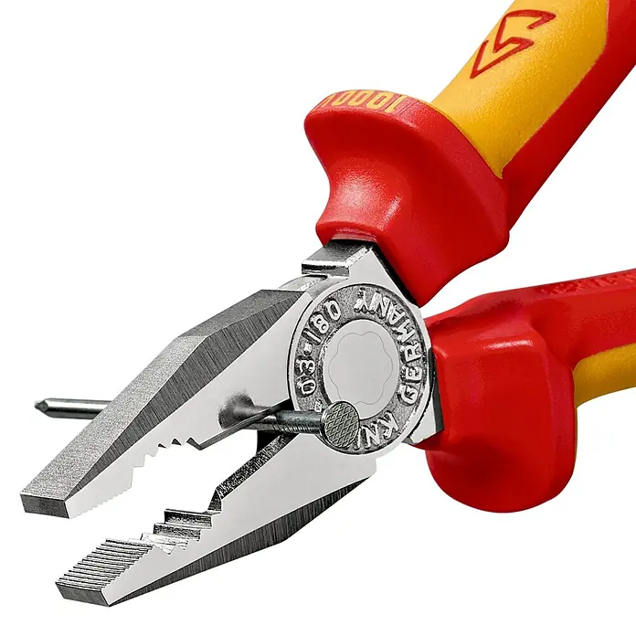 Knipex Kombizange - Länge: 18 cm, Ölgehärtet - Die Knipex Kombinationszange schneidet einen Nagel durch, wobei die rot-gelben Griffe die Spannung bis zu 1000 V isolieren.