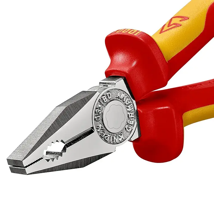 Knipex Kombizange - Länge: 18 cm, Ölgehärtet - Nahaufnahme einer KNIPEX Kombinationszange mit rot-gelbem Griff und geriffelte Greifflächen für sicheren Halt und vielseitige Anwendung.