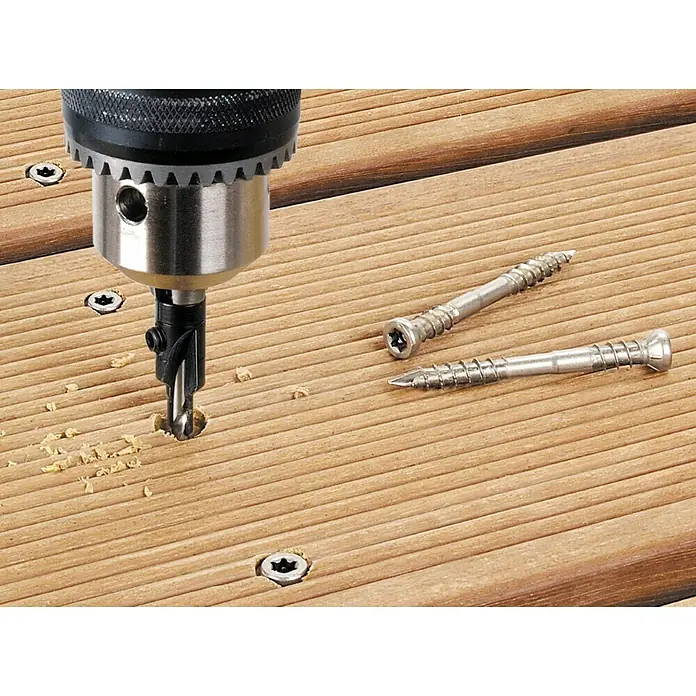 Wolfcraft Broca para madera con avellanador 3,5 - 9,5 mm - 1 ud., Diámetro de la broca: 150 mm - Broca de avellanado de madera en uso en una terraza de madera, flanqueada por dos tornillos.