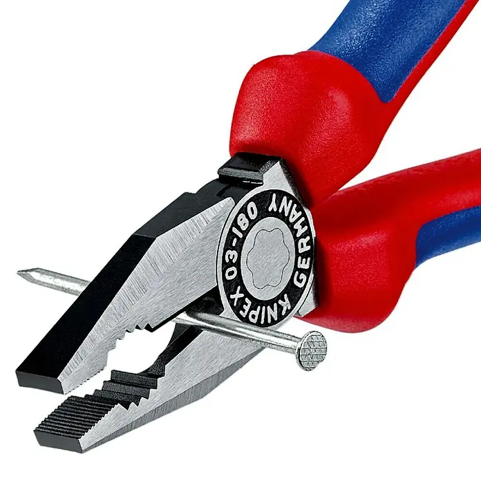 Knipex Alicates universales - Largo: 18 cm, Filo endurecido, Pulido - Primer plano de alicates combinados Knipex con mangos rojos y azules, sujetando un clavo, ideal para artesanos.