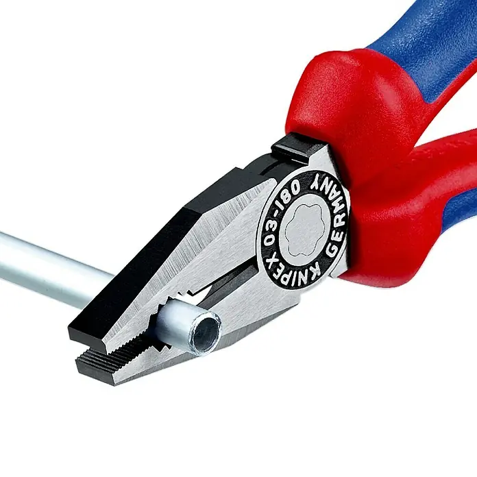 Knipex Kombizange - Länge: 18 cm, Gehärtete Schneiden, Poliert - Nahaufnahme einer KNIPEX Kombinationszange 03-180 in Aktion, die ein Metallrohr hält, vor einem neutralen schwarzen Hintergrund.