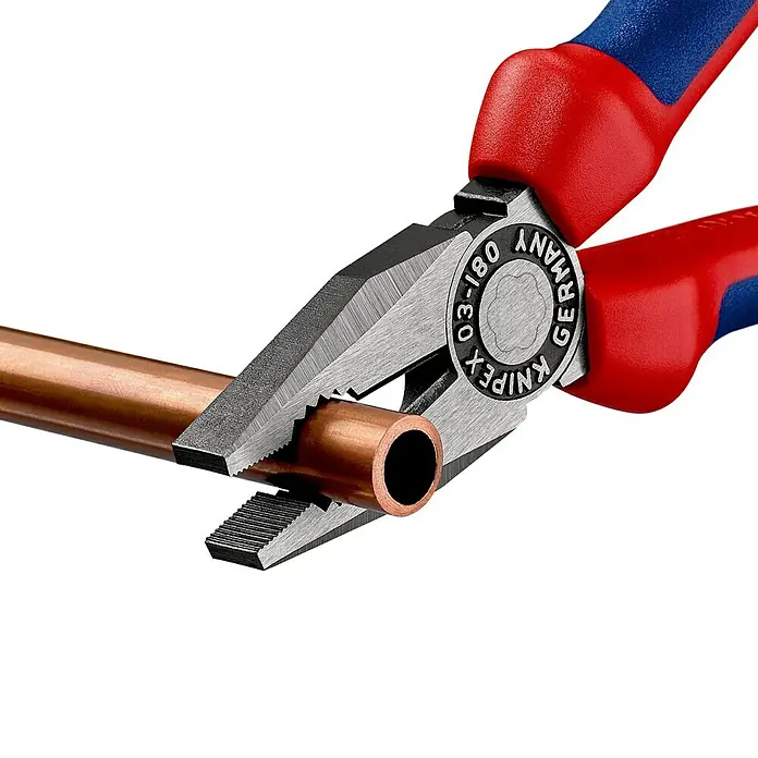 Knipex Alicates universales - Largo: 18 cm, Filo endurecido, Pulido - Los alicates combinados Knipex 03 01 180 en acción: Un tubo de cobre se procesa con precisión, calidad fabricada en Alemania.