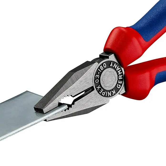 Knipex Alicates universales - Largo: 18 cm, Filo endurecido, Pulido - Primer plano de unos alicates universales KNIPEX 03 02 180 sujetando una pieza de metal. Los alicates tienen mangos rojos y azules y están colocados sobre un fondo negro.