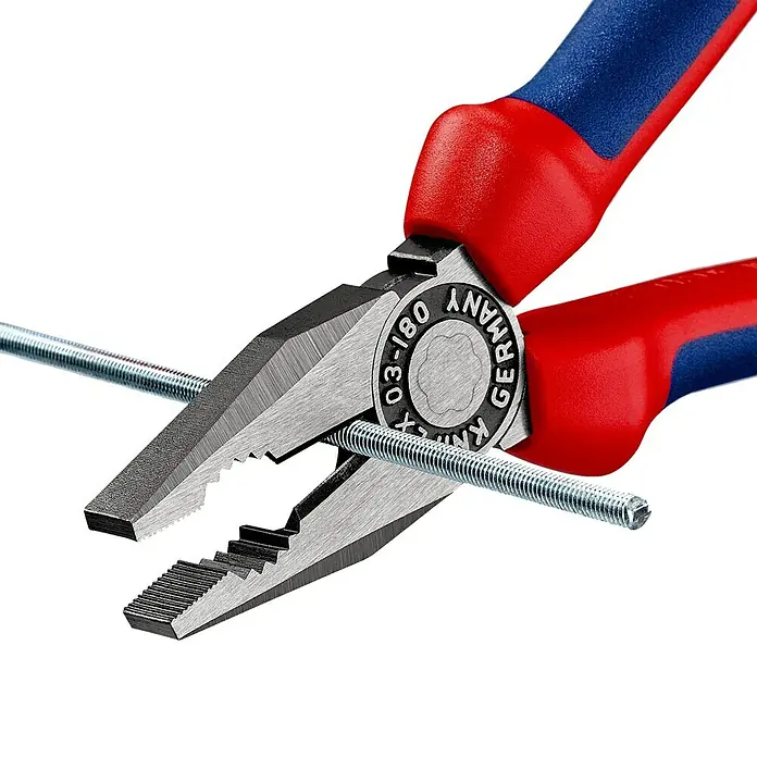 Knipex Alicates universales - Largo: 18 cm, Filo endurecido, Pulido - Alicates de combinación Knipex cortando varilla roscada. Los alicates tienen mangos rojos y azules y son conocidos por su alta calidad.