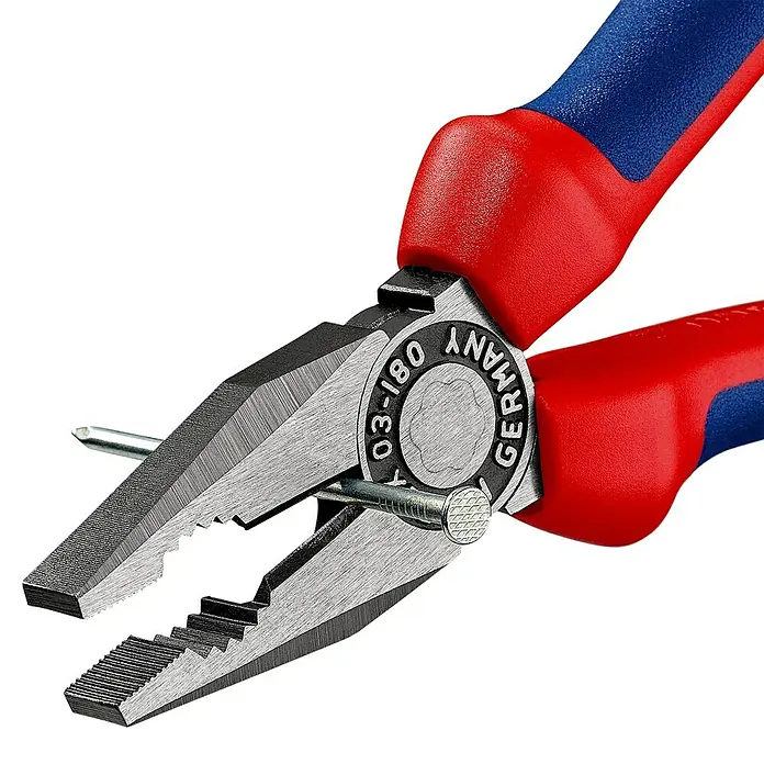 Knipex Kombizange - Länge: 18 cm, Gehärtete Schneiden, Poliert - Detailaufnahme einer Kombinationszange von Knipex, die einen Nagel hält. Das Werkzeug ist in Rot und Blau gehalten.