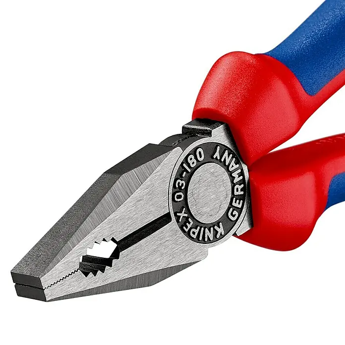 Knipex Kombizange - Länge: 18 cm, Gehärtete Schneiden, Poliert - Nahaufnahme einer KNIPEX Kombinationszange mit rot-blauen Griffen und präzisen Schneidkanten für vielseitige Anwendungen.