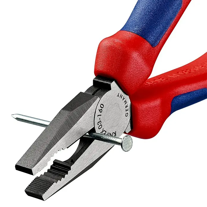 Knipex Kombizange - Länge: 16 cm, Gehärtete Schneiden, Poliert - Knipex Kombinationszange im Einsatz, die einen Nagel hält. Hochwertiges Werkzeug zum Greifen, Schneiden, Biegen und für präzises Arbeiten.