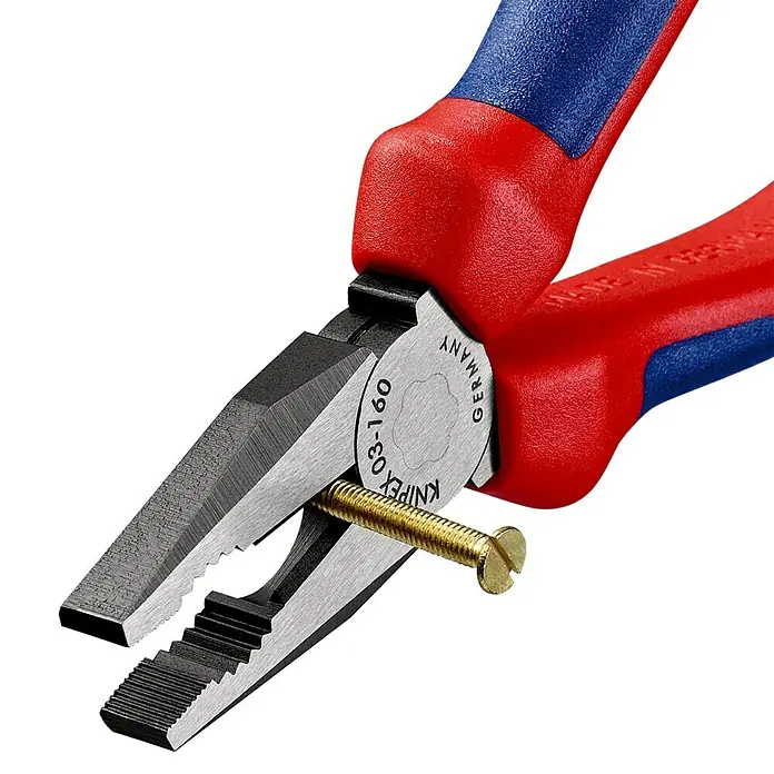 Knipex Kombizange - Länge: 16 cm, Gehärtete Schneiden, Poliert - Nahaufnahme einer Knipex Kombinationszange mit Schraube. Die Zange hat rot-blaue Griffe und ist in Deutschland hergestellt.