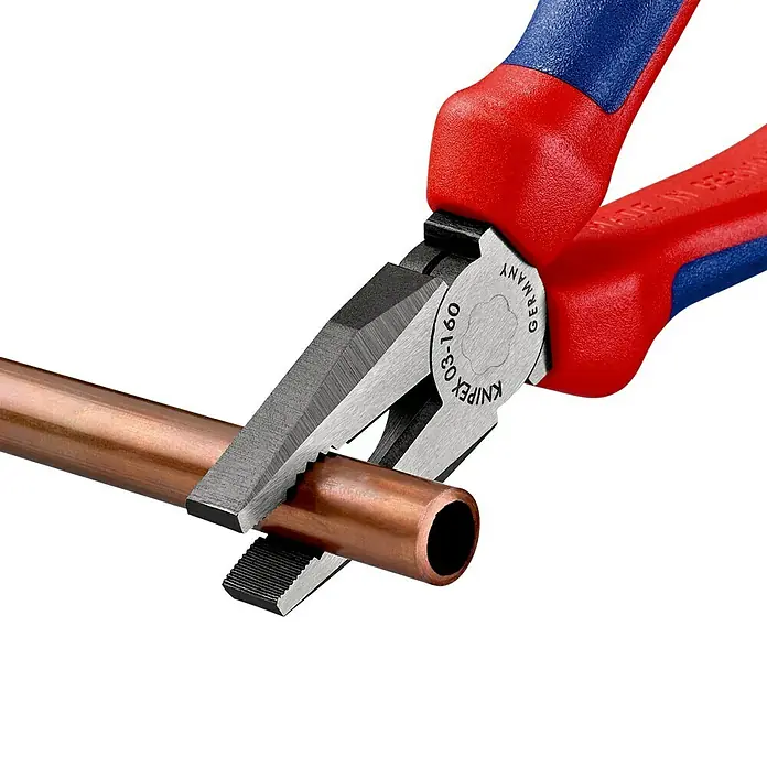 Knipex Kombizange - Länge: 16 cm, Gehärtete Schneiden, Poliert - Die Knipex-Kombinationszange 03 02 180 schneidet präzise ein Kupferrohr. Hochwertiges Werkzeug für Profis im Sanitär- und Installationsbereich.