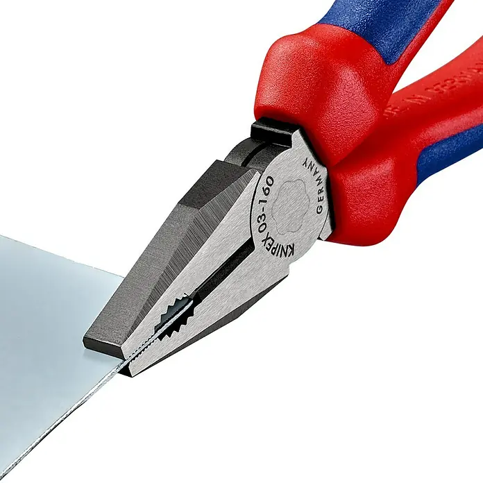 Knipex Kombizange - Länge: 16 cm, Gehärtete Schneiden, Poliert - Die Knipex Kombinationszange 03 03 160 in Aktion, schneidet präzise einen Draht. Hochwertiges Werkzeug für Profis, hergestellt in Deutschland.