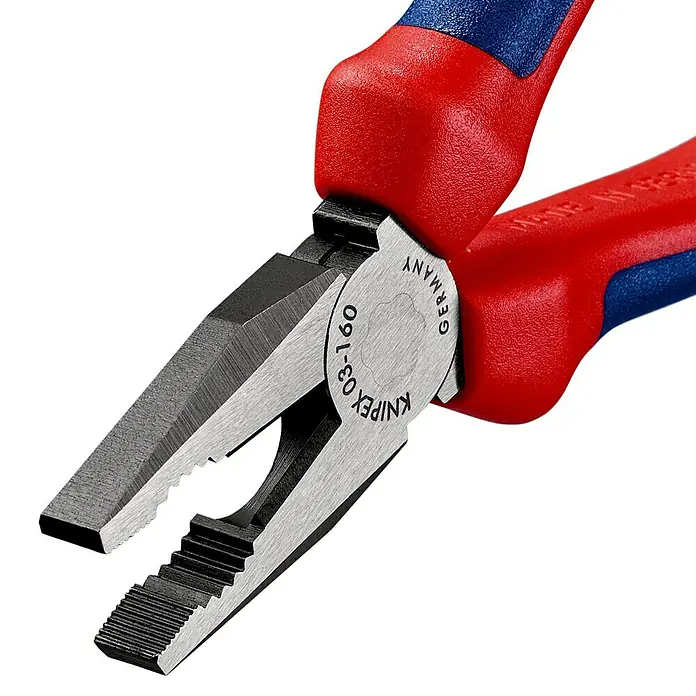 Knipex Kombizange - Länge: 16 cm, Gehärtete Schneiden, Poliert - Nahaufnahme einer KNIPEX-Kombinationszange mit blau-roten Griffen, die in Deutschland hergestellt wurde. Das Werkzeug zeigt Präzision und Qualität.