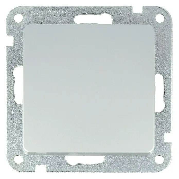 Voltomat VEGA Kreuzschalter - Silber, 10 A - Nahaufnahme eines einzelnen, quadratischen, weißen Lichtschalters mit Metalleinfassung, der auf einer schwarzen Oberfläche montiert ist.