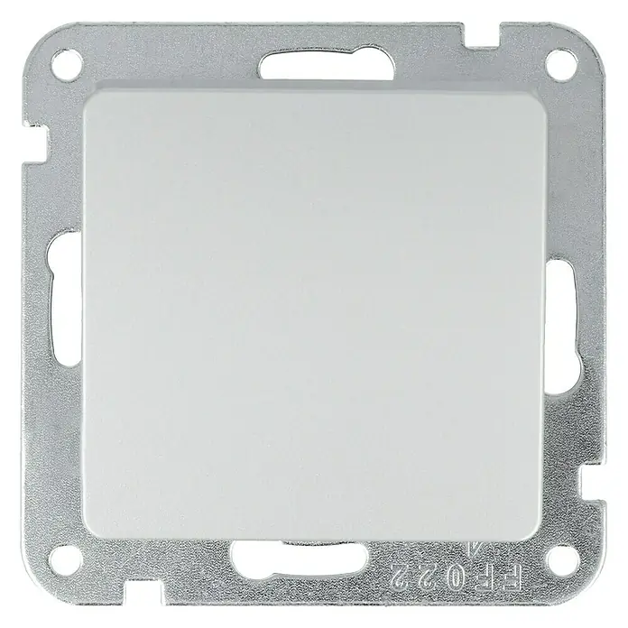 Voltomat VEGA Taster - Silber, 10 A - Nahaufnahme eines weißen, quadratischen Lichtschalters mit silberner Metallumrandung. Ideal für moderne Innenräume.