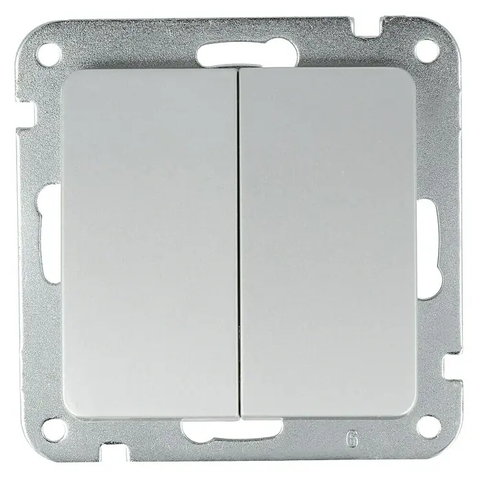 Voltomat VEGA Serienschalter - Silber, 10 A - Nahaufnahme eines Doppellichtschalters mit silberner Blende, der ein modernes und funktionelles Design für die Hausbeleuchtung zeigt.