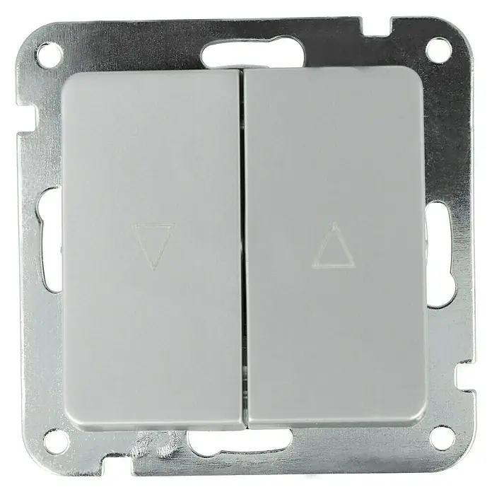 Voltomat VEGA Jalousietaster - Silber, Glänzend, Unterputzmontage, 10 A - Nahaufnahme eines Doppelwippschalters mit Pfeilsymbolen, eingefasst in einer silbernen Metallplatte.