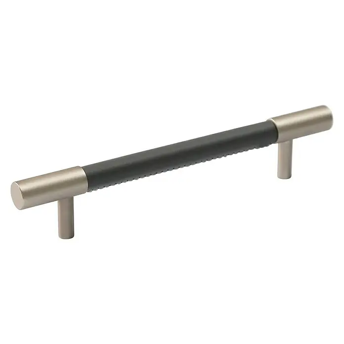 Möbelgriff - 2 Stk., Typ Möbelgriff: Stange, Leder, Sonstige, Länge: 180 mm, Silber/Grau - Nahaufnahme eines modernen Möbelgriffs mit einem mattschwarzen Griffbereich und silberfarbenen Endstücken vor schwarzem Hintergrund.