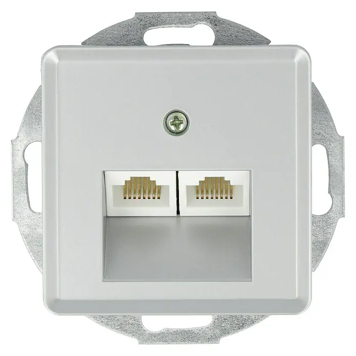 Voltomat VEGA UAE-Dose - Silber, Kunststoff - Nahaufnahme einer doppelten RJ45-Netzwerkdose mit silberner Montageplatte vor schwarzem Hintergrund. Ideal für Netzwerkanschlüsse im Büro oder Zuhause.