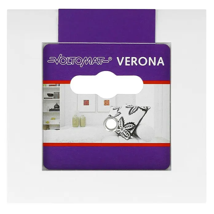 Abdeckrahmen - Reinweiß, 1-fach, Kunststoff - Nahaufnahme der VOLTOMAT Verona-Verpackung, die ein stilvolles Wohnambiente mit Kissen und Dekoration zeigt.