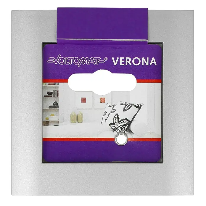 Abdeckrahmen - Silber, 1-fach, Kunststoff - Eine Nahaufnahme der Verpackung des VOLTOMAT Verona, das ein modernes Raumdekor mit einem Kissen und Regalen zeigt, in Silber gerahmt.