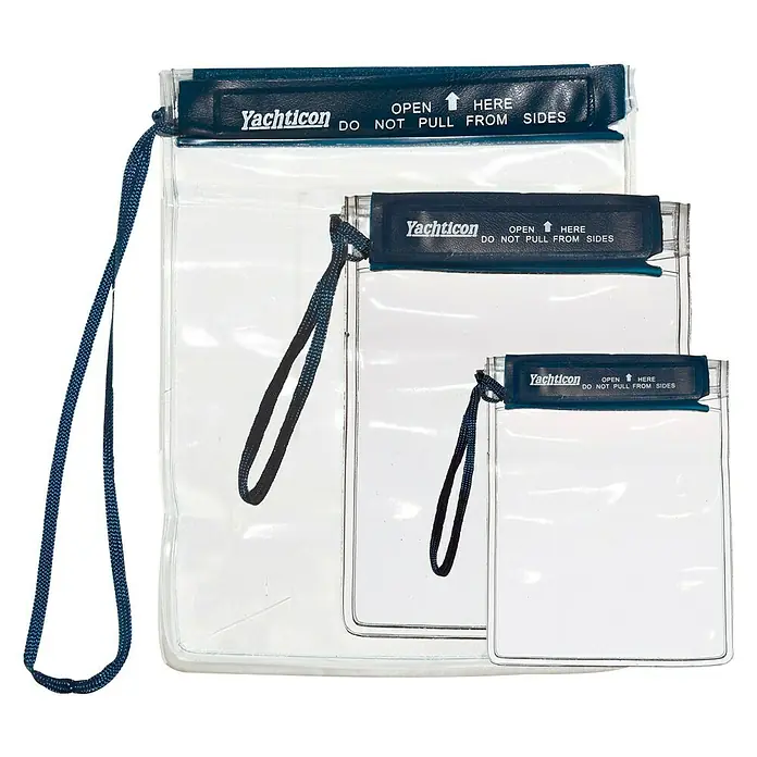 Navyline Wasserfeste Dokumententasche - 13 x 23 cm, Kunststoff - Das Bild zeigt eine Auswahl an Yachticon wasserdichten Taschen in verschiedenen Größen, ideal zum Schutz von Wertsachen auf dem Wasser.