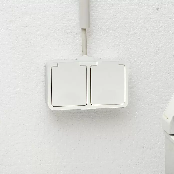 Voltomat Blueline Feuchtraum-Steckdose - 2-fach, Horizontal, IP54, Weiß - Weiße Doppelsteckdose mit Schutzabdeckungen zur Wandmontage.