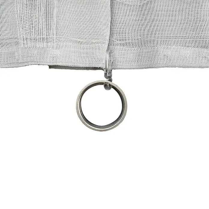 Schlaufenschal Breeze - B x H: 135 x 300 cm, 100 % Polyester, Grau - Detailaufnahme eines weißen Vorhangs mit einem silbernen Ring zur Aufhängung, Fokus auf die schlichte Eleganz des Designs.