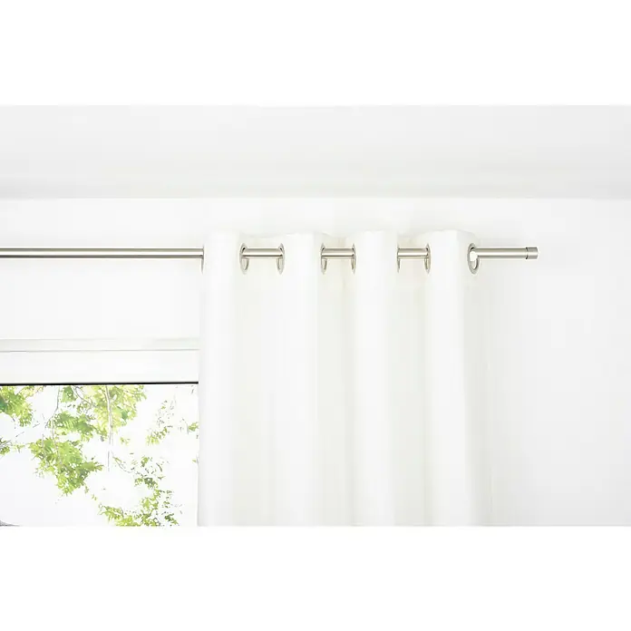 Ösenschal Leinen-Look - B x H: 135 x 245 cm, 100 % Polyester, Weiß - Helle, weiße Gardine mit silberfarbenen Ösenaufhängung an einer Gardinenstange, die für ein elegantes und minimalistisches Ambiente sorgt.